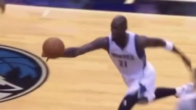 NBA爆笑时刻,牙都没了!!
